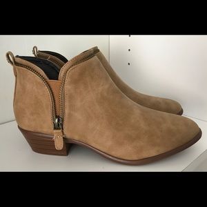NIB Qupid Distressed Tan Ankle Booties Size 7.5